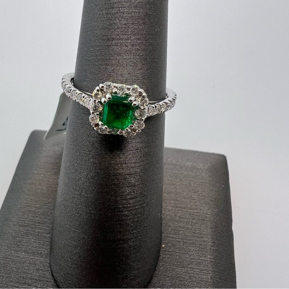 14k White Gold Diamond & Emerald Ring - Picture 4 of 8